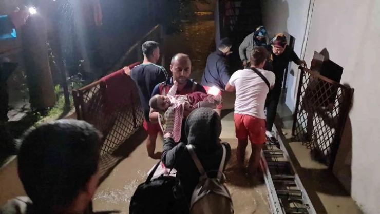 Mahsur kalan vatandaşların yardımına itfaiye yetişti, yavru kediler boğulmaktan son anda kurtarıldı