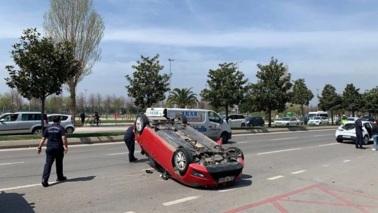 Maltepe'de feci kaza: Kontrolünü kaybeden sürücü, seyir halindeki 3 araca çarparak takla attı