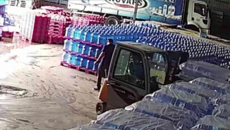 Maltepe'de işçinin, geri geri gelen forklift altında kaldığı anlar kamerada