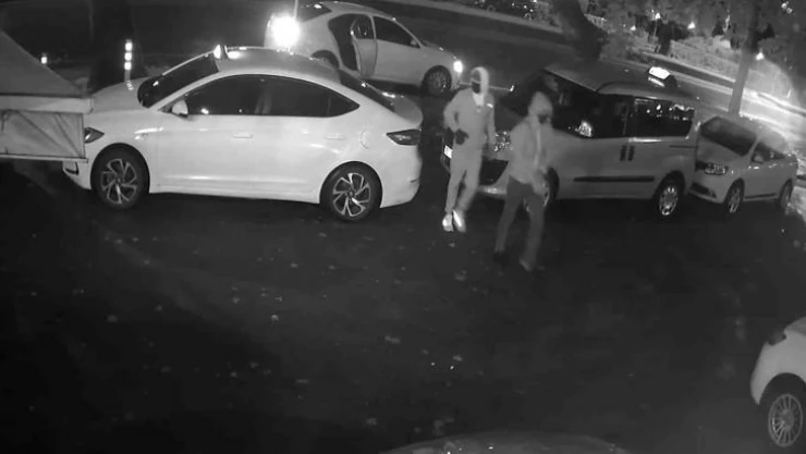 Maskeli saldırganlar 2 kişiyi yaralayıp böyle kaçtı