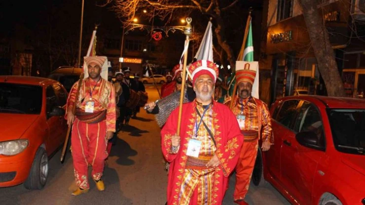 Mehter ordusu sahurda sokağa indi