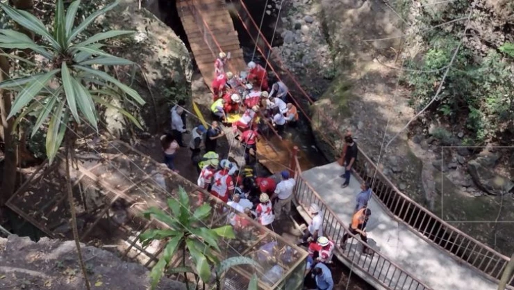 Meksika'da açılışı yapılan asma köprü koptu: 25 yaralı