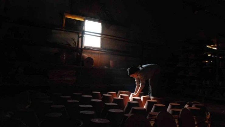 Menemenli ustalar çömlek siparişlerine yetişemiyor