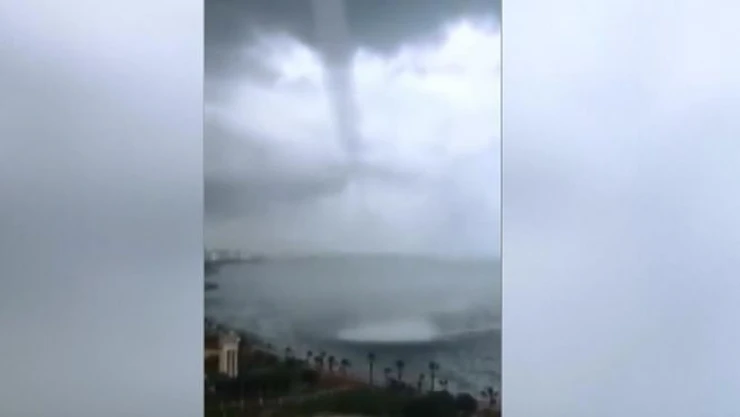 Mersin sahilinde hortum kameralara yansıdı