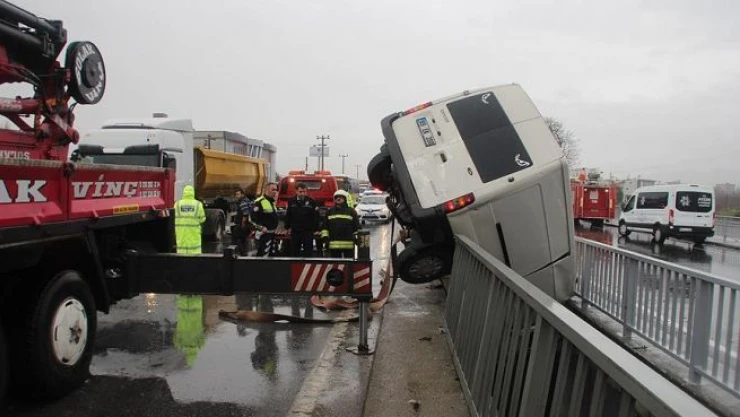 Minibüs iki köprü arasına sıkıştı