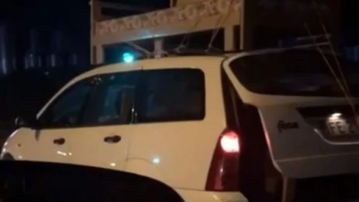 Mobilyaları otomobilin tavanında taşıdılar