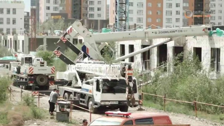 Moğolistan'da vinç devrildi: 2 ölü