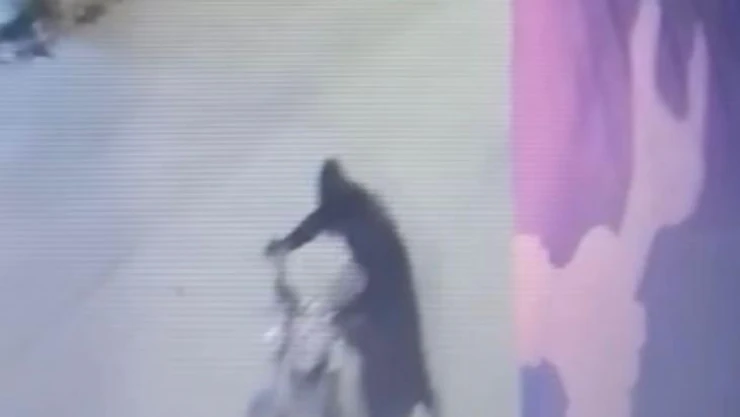 Motosiklet hırsızı çarşaf giyince daha hızlı yakalandı