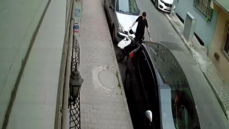 Motosikleti elini kolunu sallayarak böyle çaldı