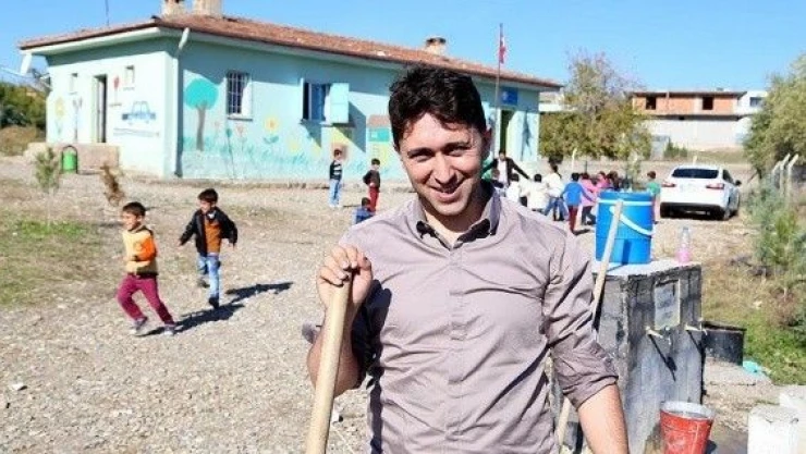 Muhammet öğretmen köy okulunun çehresini değiştirdi