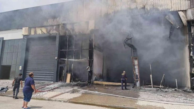 Nazilli OSB'deki yangında 4 iş yeri ve bir araç zarar gördü