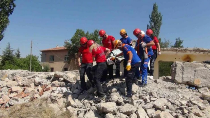 Niğde'de gerçeği aratmayan deprem tatbikatı