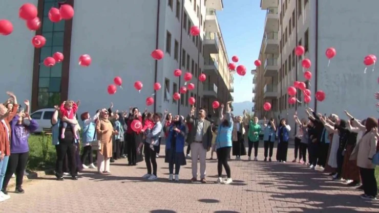 Öğrenciler gökyüzüne 103 balon bıraktı
