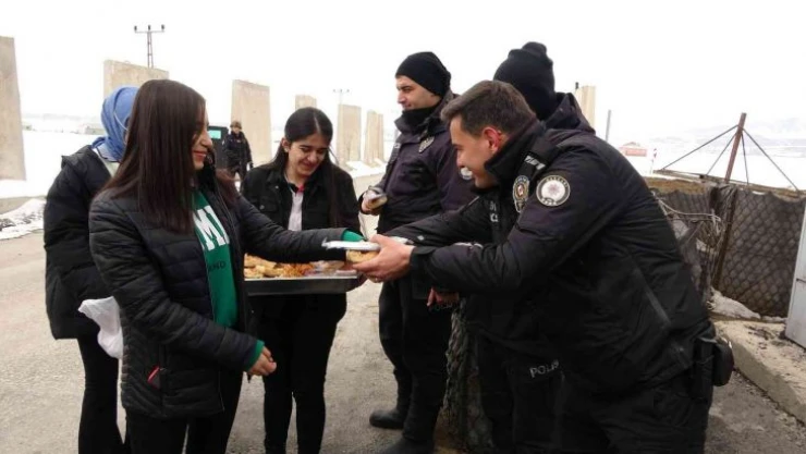 Öğrencilerden soğuk havada nöbet tutan güvenlik güçlerine sıcak börek