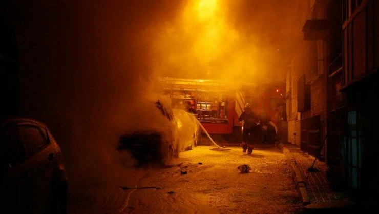 Okmeydanı'nda dehşet! Anne ve çocuğun içinde bulunduğu arabayı yaktılar