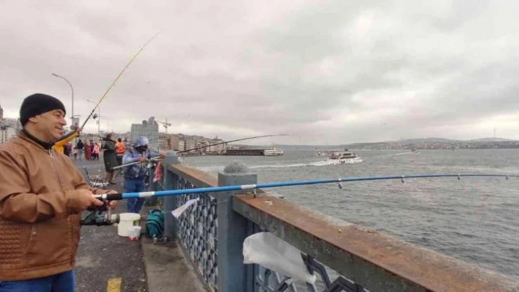 Olta balıkçıları bayramda Galata Köprüsü'ne akın etti