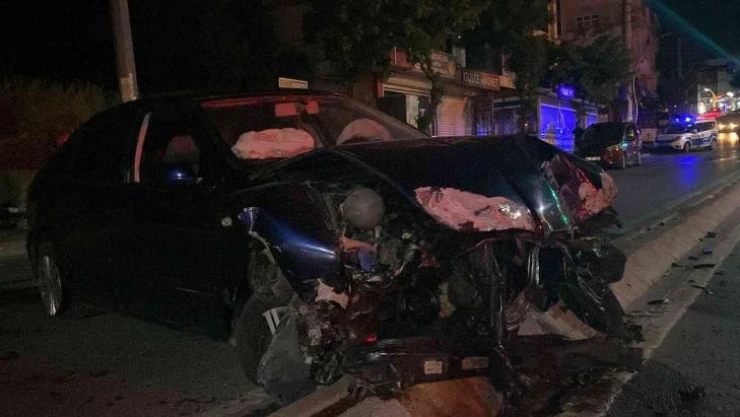 Önce direğe sonra refüje çarpan otomobilin sürücüsü yaralandı