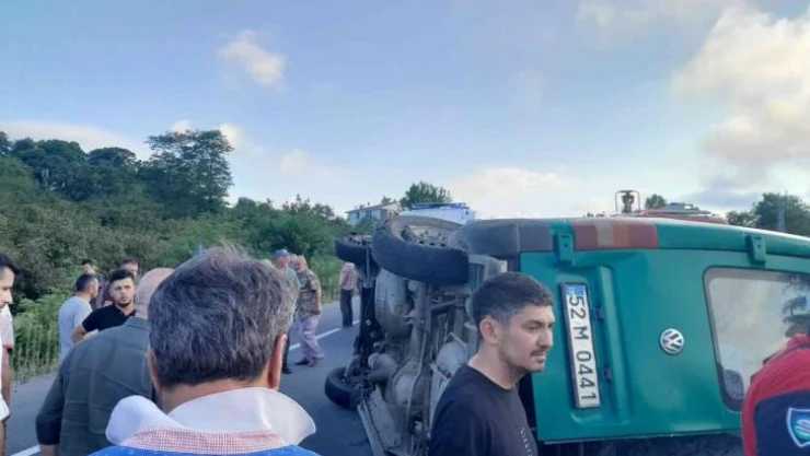 Ordu'da yolcu minibüsü ile otomobil çarpıştı: 17 yaralı