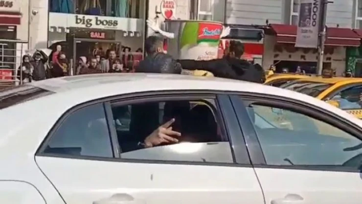 Osmanbey'de trafikte kavga kamerada: Yumruk darbesiyle yere savruldu