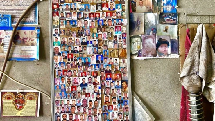 Oto lastik ustası müşterilerinden aldığı bir iki fotoğrafla 44 yıldır fotoğraf topluyor