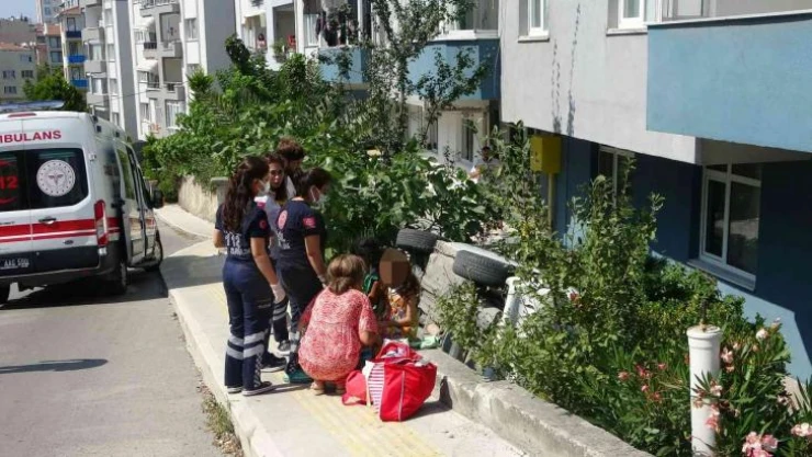 Otomobil apartman boşluğuna düştü: 4 yaralı