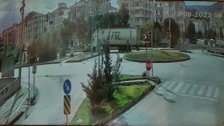 Otomobil ile tır çarpıştı, kaza anı kameraya yansıdı