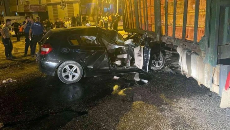 Otomobil, kamyona ok gibi saplandı: 1 ölü, 1 yaralı