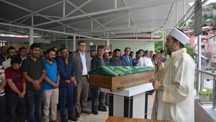 Otomobilin altında kalan 3 yaşındaki çocuk son yolculuğuna uğurlandı