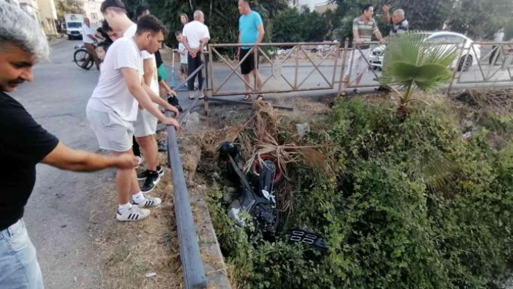 Otomobille çarpışan motosiklet kanala uçarken çalılara takıldı