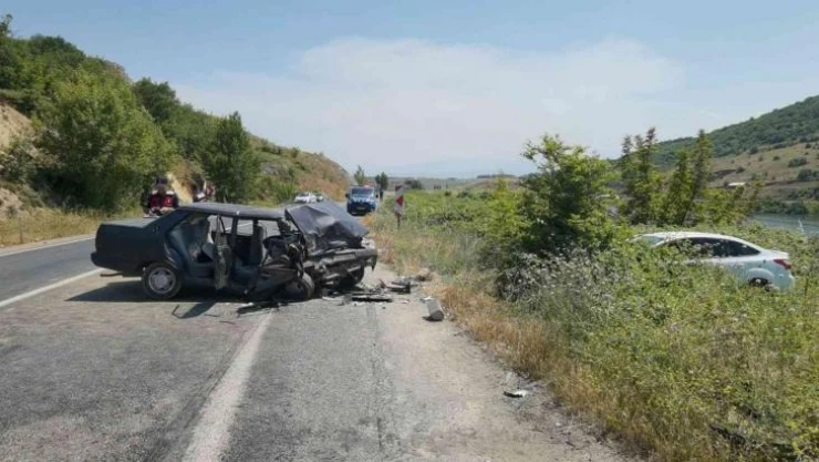 Otomobiller kafa kafaya çarpıştı: 4 yaralı