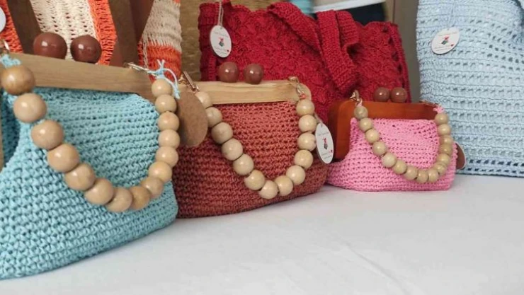 Can sıkıntısından evde çanta örmeye başlayan karı koca siparişlere yetişemiyor