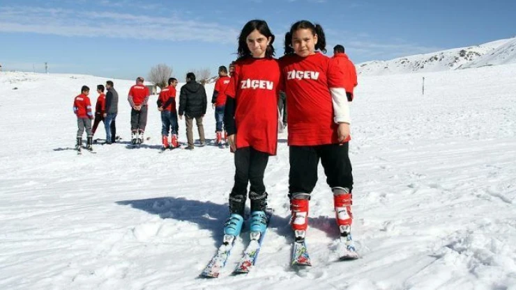 'Özel' çocuklar kayakta engel tanımıyor