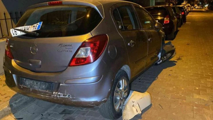 (Özel) Küçükçekmece'de polisten kaçan otomobil park halindeki araçlara çarptı