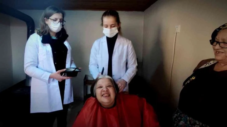 Öğrenciler köy köy gezip engellilerin saçlarını kesip boyuyor