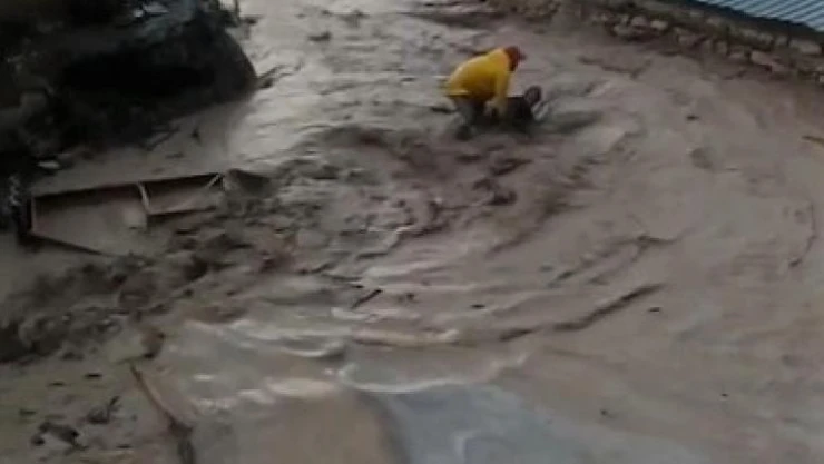 (ÖZEL) Sele kapılan genç işte böyle kurtarıldı