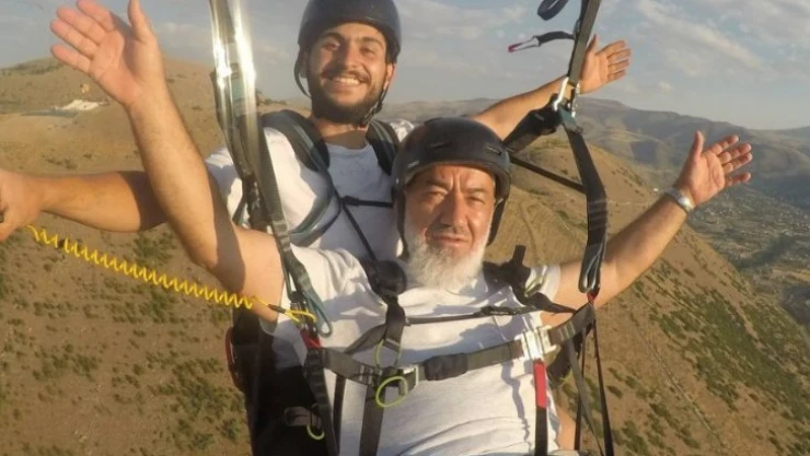 Paraşütle uçan dede heyecandan göğü inletti: 'Allahu ekber'