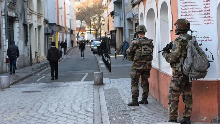 Paris'te karakola girmeye çalışan kişi vuruldu