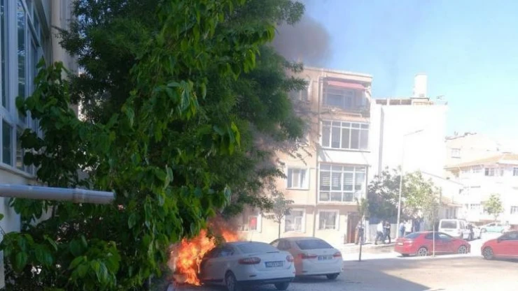 Park halindeki otomobil alev alev yandı
