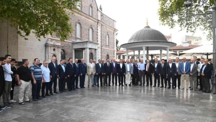 Paşa Camii'nde binlerce kişinin katılımıyla Kurban Bayramı namazı kılındı
