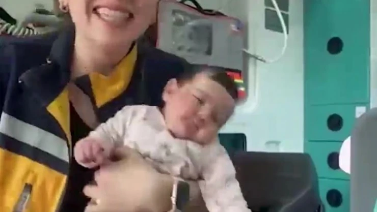 Pendik'te görevli acil tıp teknikeri, terk edilmiş bebeğe sütannelik yaptı