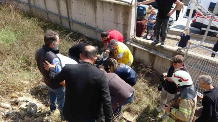 Pendik'te otomobil 3 metrelik duvarı aşıp takla attı, 2 arkadaş yaralandı