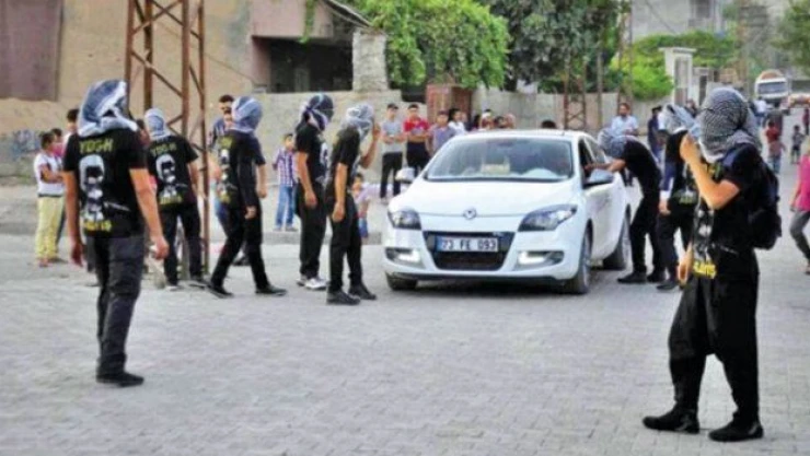 PKK yol kesti, iki aracı yaktı, 1 kişi öldü