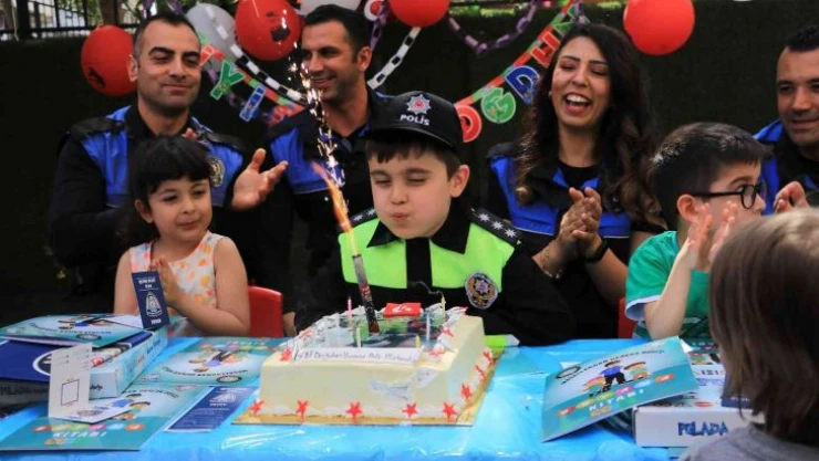 Polisten 6 yaşındaki Mehmet'e doğum günü sürprizi