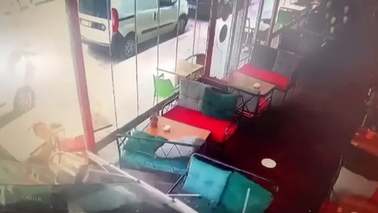 Polisten kaçan ehliyetsiz sürücü kafeye daldı o anlar kameraya yansıdı