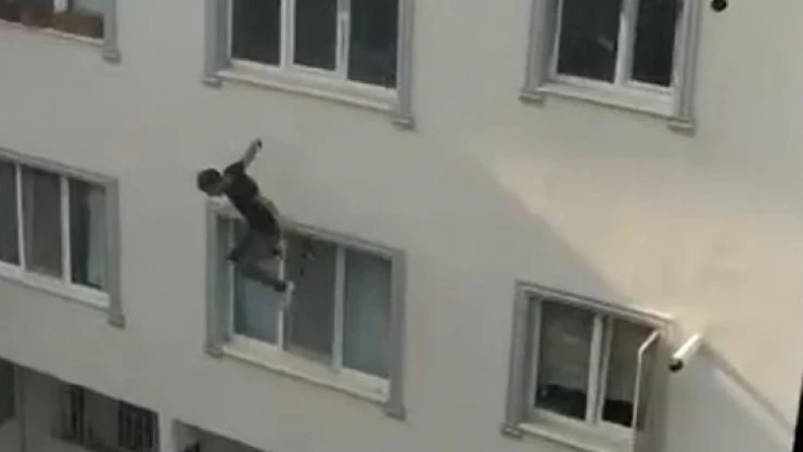 Polisten kaçan şüpheli çatıdan inmeye çalışırken beton zemine çakıldı