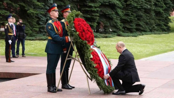 Putin, Meçhul Asker Anıtı'na çelenk bıraktı