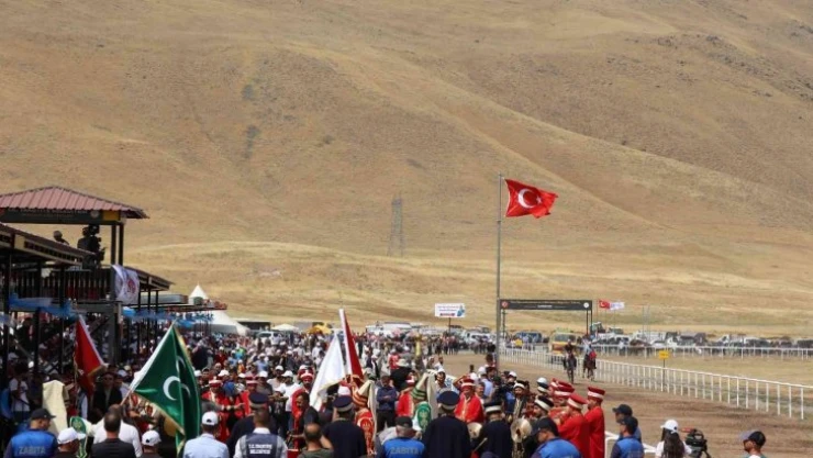 Rahvan at yarışları nefes kesti