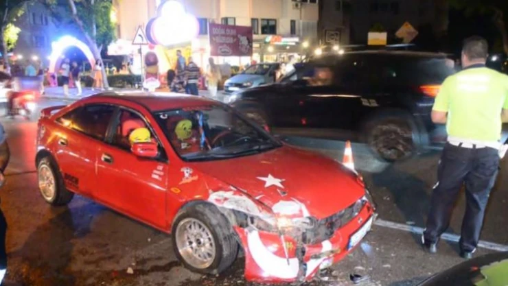 Refüjü aşıp karşı şeride daldı, iki araca çarparak durabildi