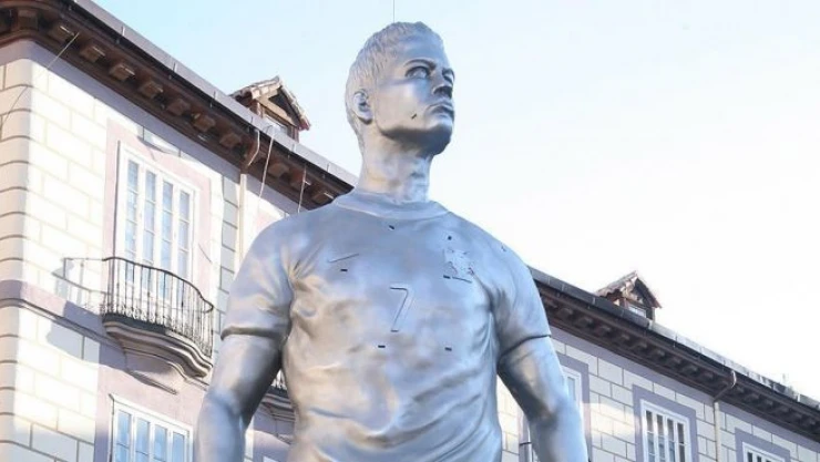 Ronaldo heykeline 'Messi' saldırısı