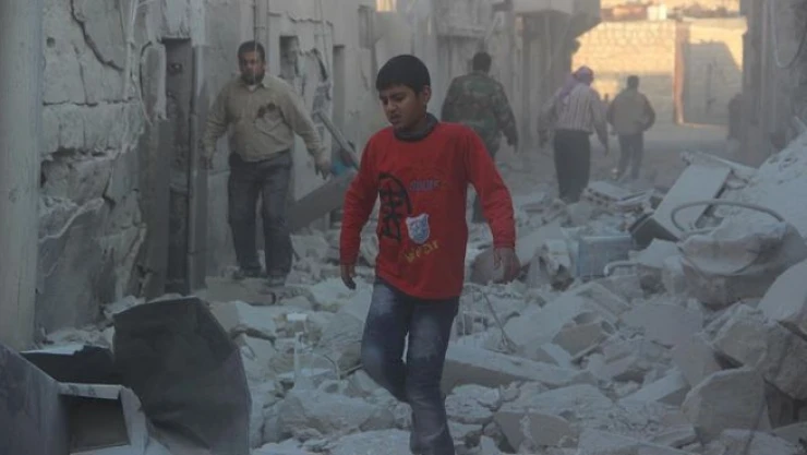 Rus uçakları Halep'te yerleşim yerini vurdu: 5 ölü